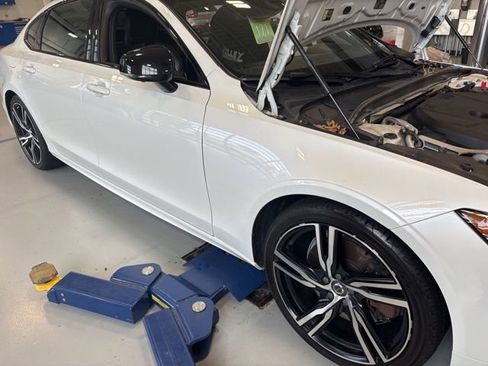 Used 2020 Volvo S90 T6 R-Design image 3