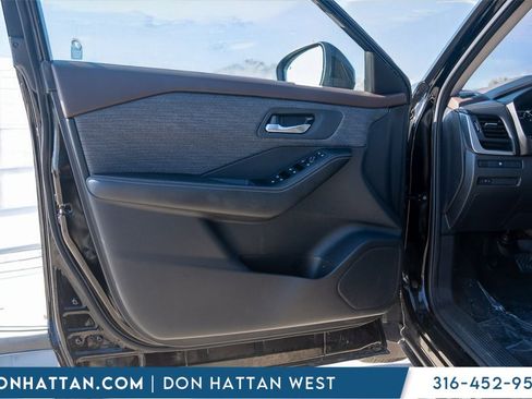 Used 2023 Nissan Rogue SV image 14