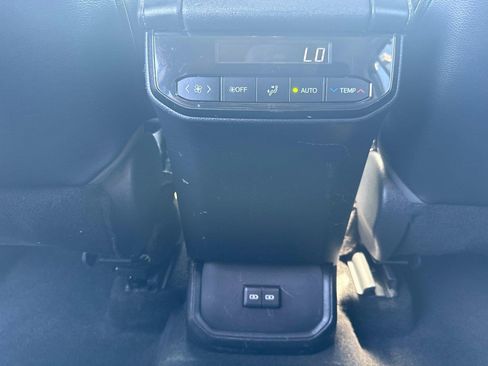 Used 2023 Toyota Highlander XLE AWD/4WD image 27