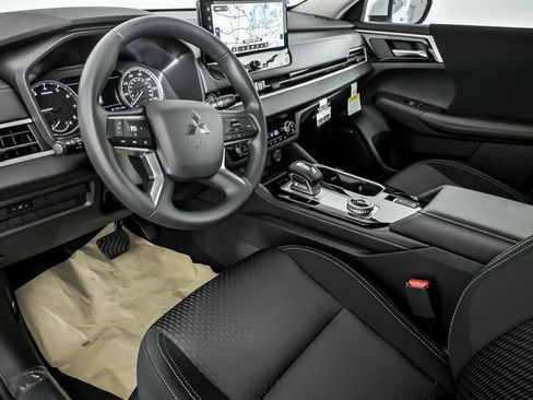 New 2025 Mitsubishi Outlander ES image 12