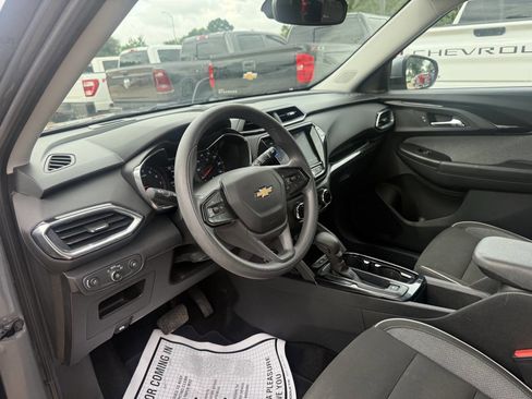 Used 2021 Chevrolet TrailBlazer LT w/ Convenience Package FWD image 6