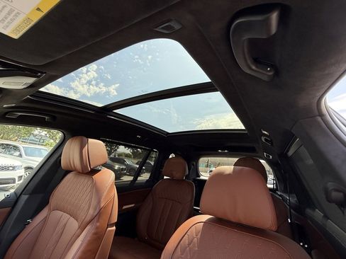 Used 2025 BMW X7 M60i w/ Climate Comfort Package image 22