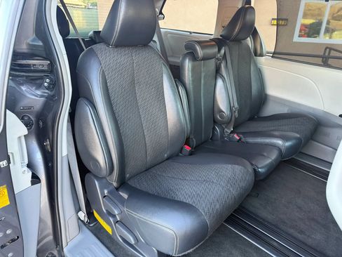 Used 2014 Toyota Sienna SE FWD image 23