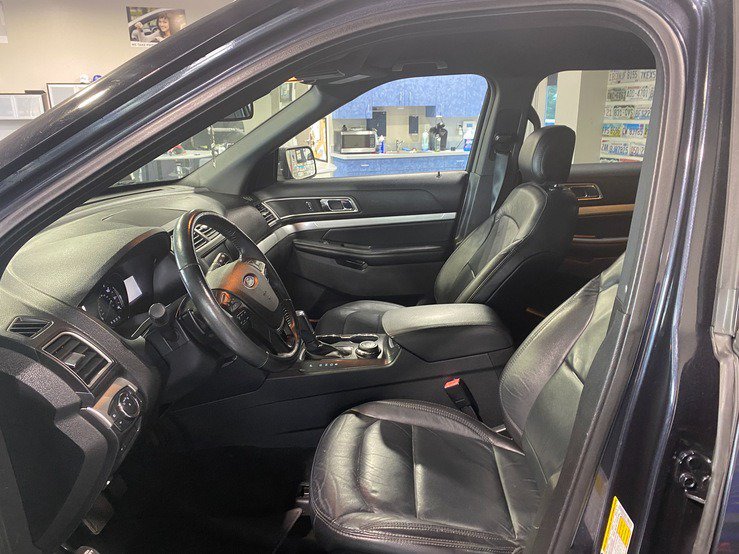 Used 2017 Ford Explorer XLT w/ Equipment Group 202A AWD/4WD image 13