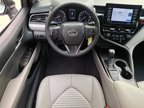 Used 2024 Toyota Camry SE FWD image 11
