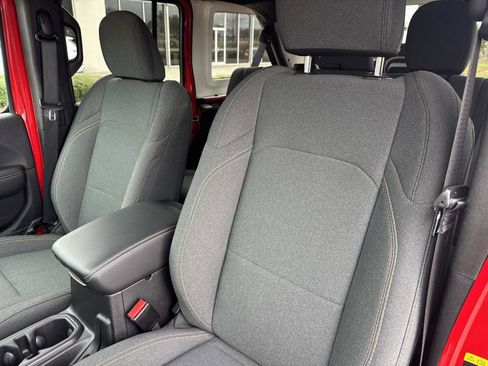 Used 2025 Jeep Wrangler Sahara image 20