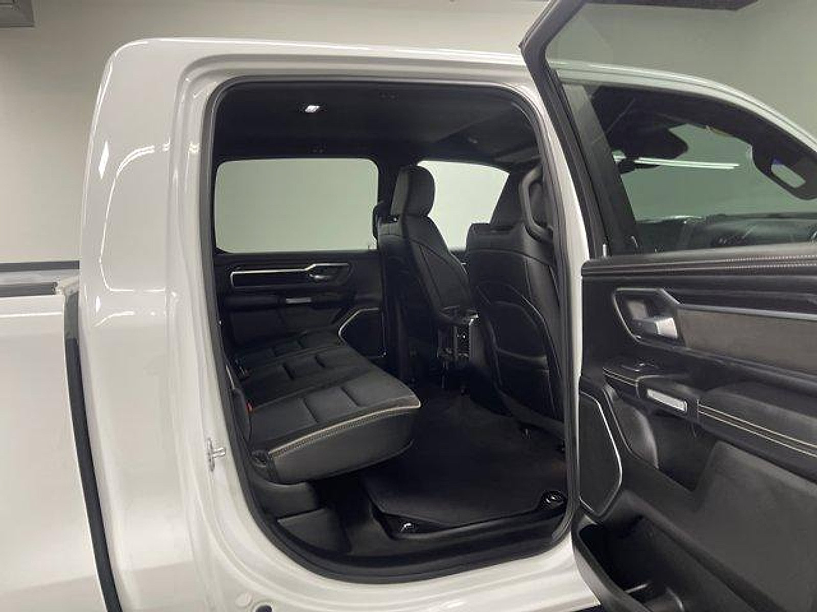 Used 2024 RAM 1500 Laramie AWD/4WD image 14