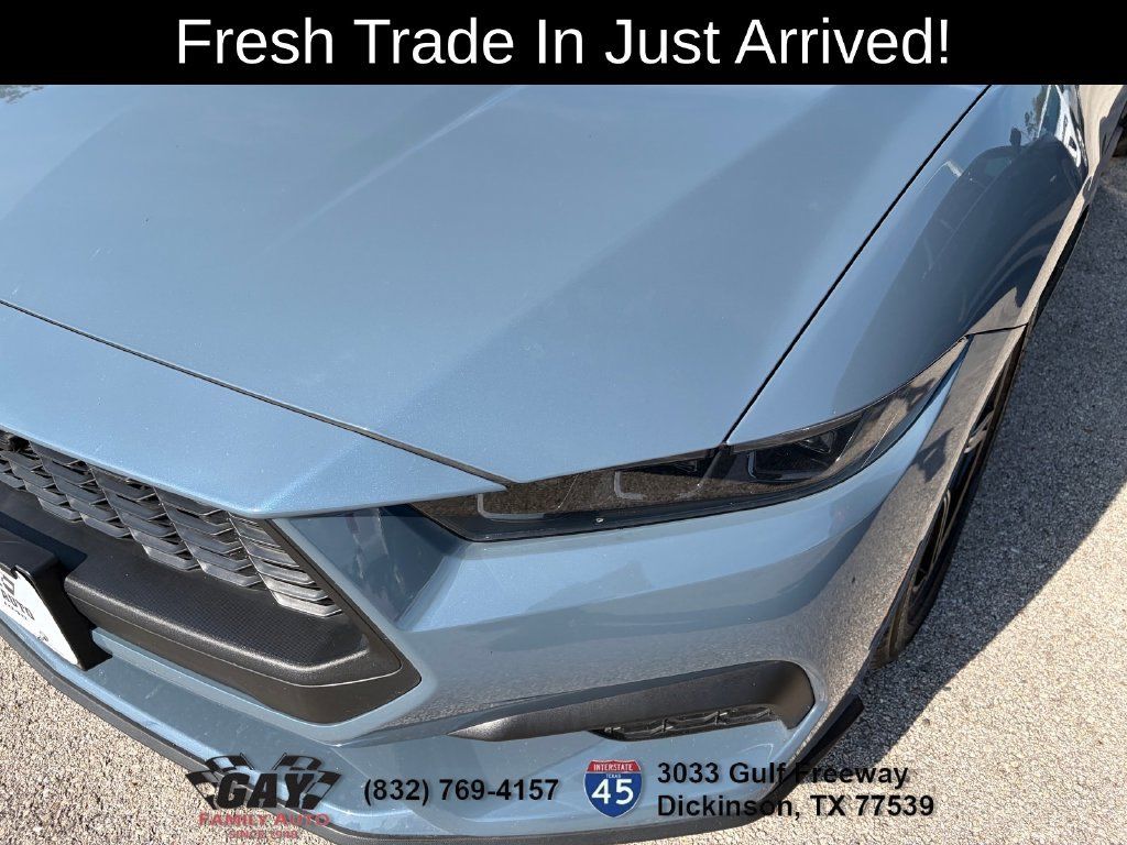 Used 2025 Ford Mustang Coupe RWD image 4