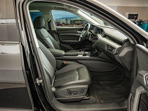 Used 2022 Audi e-tron Premium w/ Convenience Plus Package image 35