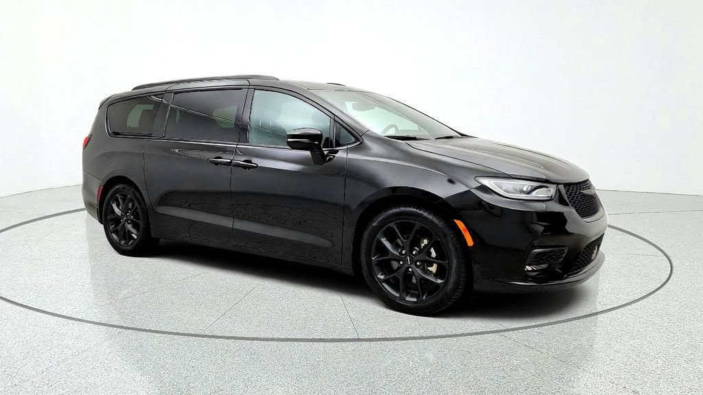 Used 2025 Chrysler Pacifica Limited FWD image 3