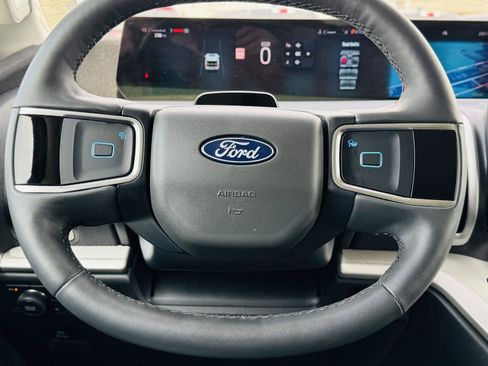 Used 2025 Ford Expedition Active AWD/4WD image 19