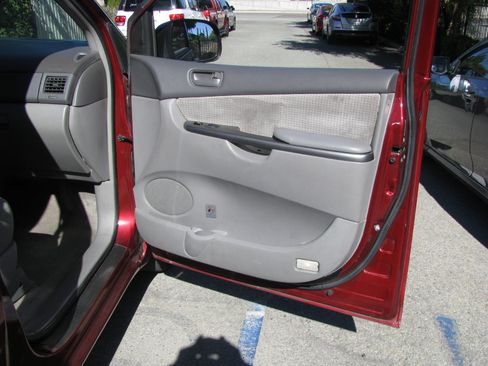 Used 2007 Toyota Sienna CE image 13