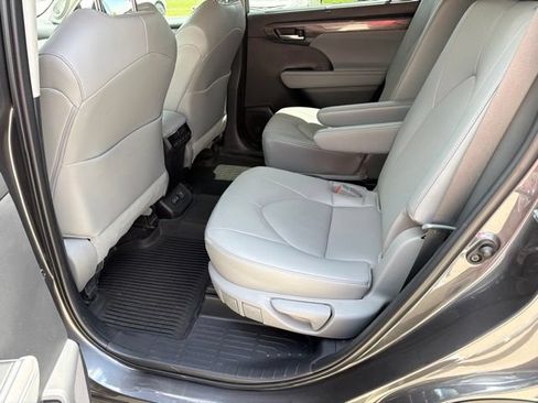 Used 2023 Toyota Highlander Limited AWD/4WD image 10