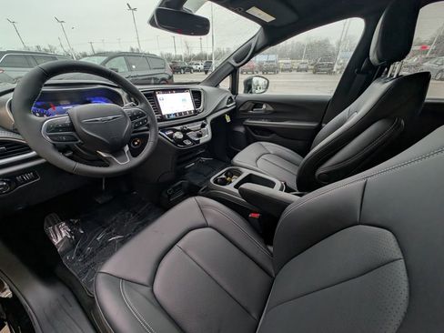 New 2026 Chrysler Pacifica Select image 2