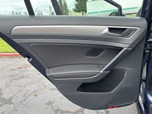 Used 2017 Volkswagen Golf SE image 29