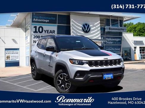 Used 2025 Jeep Compass Trailhawk AWD/4WD image 1