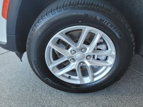 Used 2024 Jeep Grand Cherokee L Laredo image 6