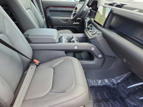 Used 2025 Land Rover Defender 130 X-Dynamic SE image 3