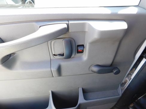 Used 2003 GMC Savana 1500 w/ Chrome Appearance Package image 18