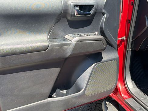 Certified 2018 Toyota Tacoma TRD Off-Road w/ Technology Package AWD/4WD image 23