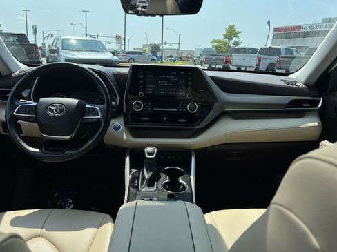 Used 2021 Toyota Highlander XLE AWD/4WD image 22