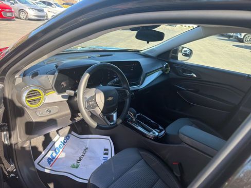 Used 2024 Chevrolet Trax LT w/ Driver Confidence Package image 10