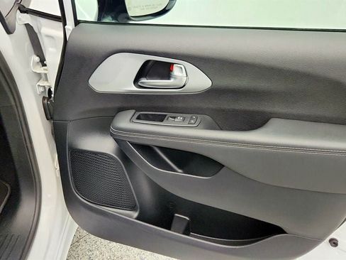 Used 2024 Chrysler Pacifica Limited FWD image 28