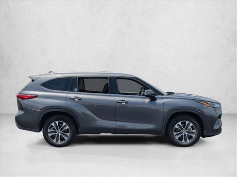 Used 2022 Toyota Highlander XLE FWD image 4