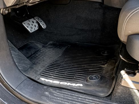 Used 2024 Toyota Tacoma TRD Sport image 16