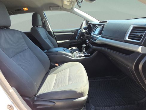 Used 2018 Toyota Highlander LE FWD image 17
