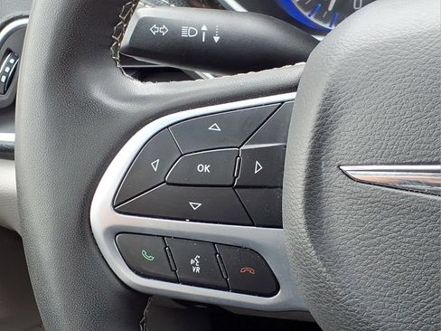 Used 2024 Chrysler Pacifica Limited FWD image 13
