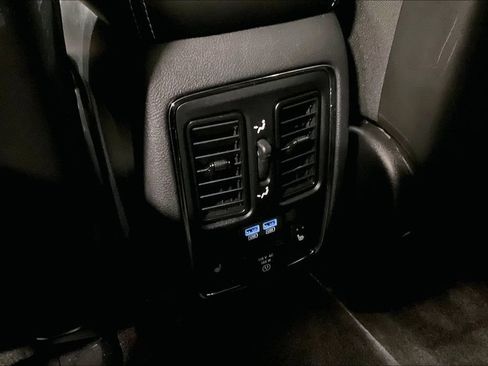 Used 2017 Jeep Grand Cherokee Limited AWD/4WD image 10