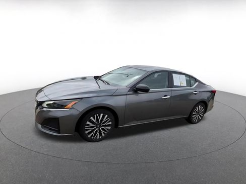 Used 2025 Nissan Altima 2.5 SV FWD image 7