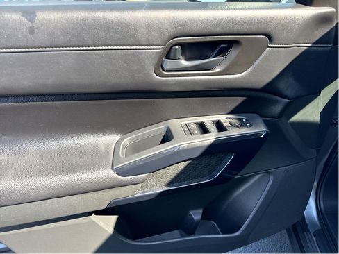 Used 2025 Nissan Pathfinder SV image 12