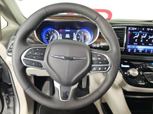 Certified 2024 Chrysler Pacifica Limited image 16