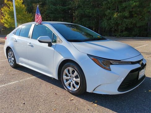 Used 2023 Toyota Corolla LE image 2