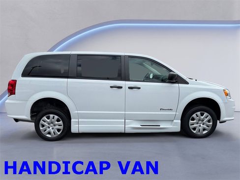 Used 2019 Dodge Grand Caravan SE image 2