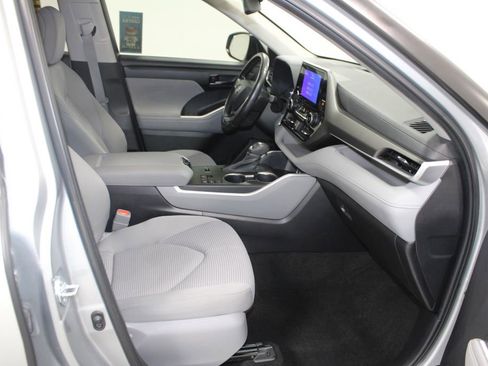 Used 2023 Toyota Highlander LE image 27