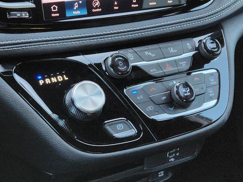 New 2026 Chrysler Pacifica Select FWD image 25