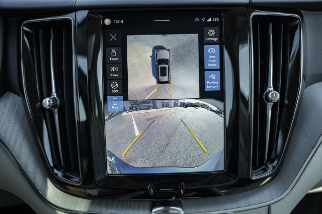 Certified 2024 Volvo XC60 B5 Plus AWD/4WD image 33