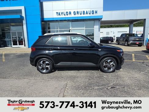 Used 2023 Hyundai Venue SEL FWD image 1