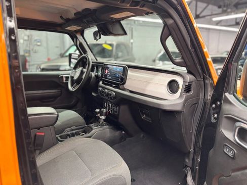 Used 2024 Jeep Wrangler Unlimited w/ Convenience Group AWD/4WD image 23