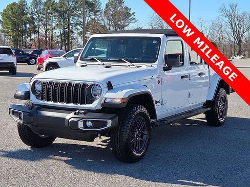 Used 2024 Jeep Gladiator Sport image 2