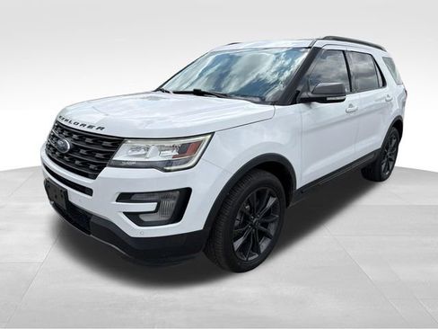 Used 2017 Ford Explorer XLT w/ Equipment Group 202A FWD image 3