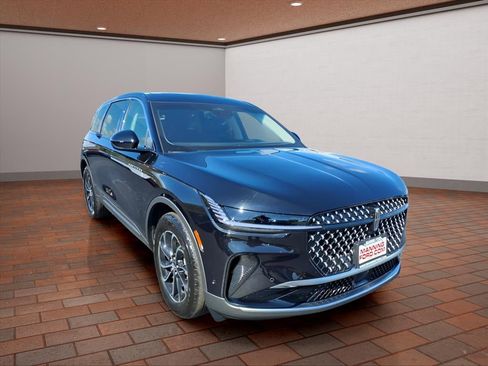 Used 2024 Lincoln Nautilus Premier image 2