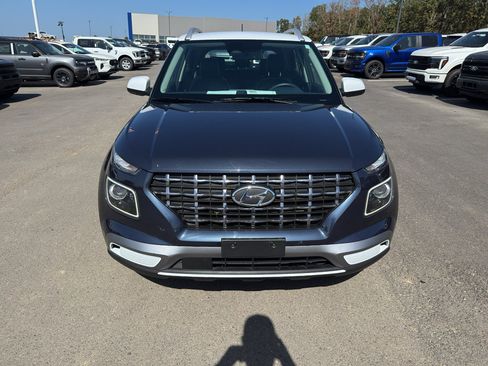 Used 2024 Hyundai Venue Limited FWD image 2