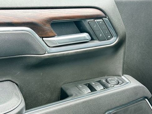 Used 2025 GMC Sierra 1500 SLT image 17