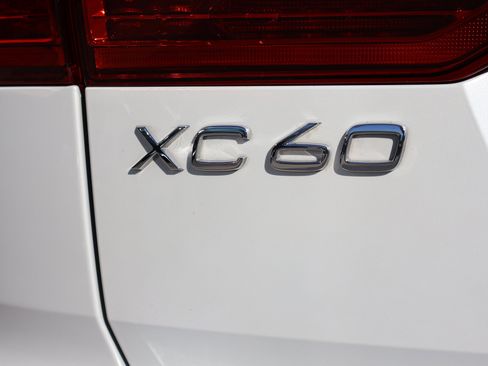 Used 2021 Volvo XC60 T5 Momentum w/ Protection Package Premier image 9