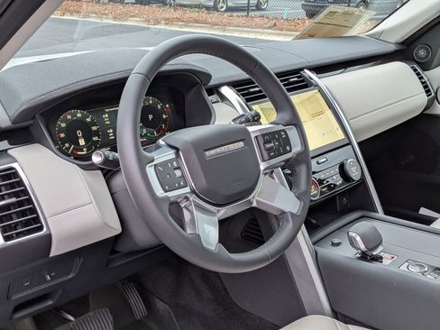 Used 2024 Land Rover Discovery S image 12