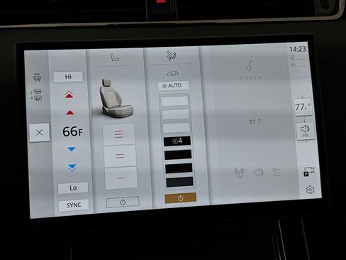 New 2024 Land Rover Range Rover Evoque Dynamic SE image 17